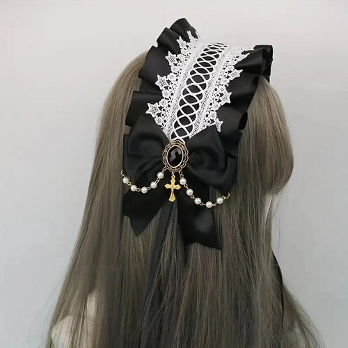 Coiffe en dentelle à nœuds et camée