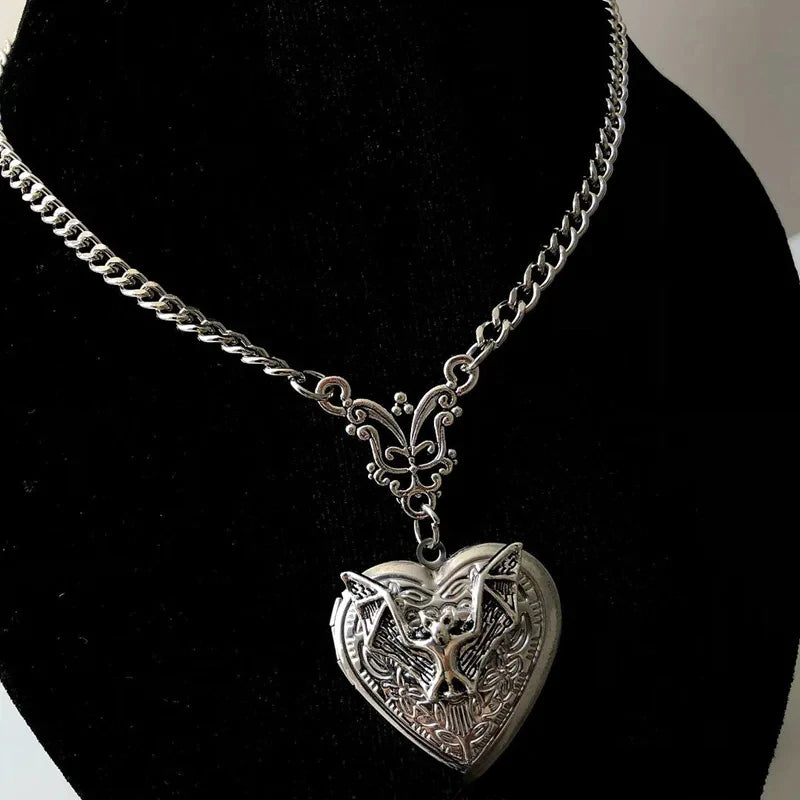 Collier médaillon cœur chauve-souris