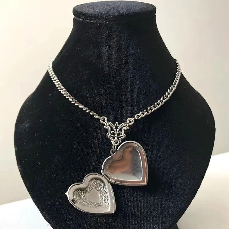 Collier médaillon cœur chauve-souris