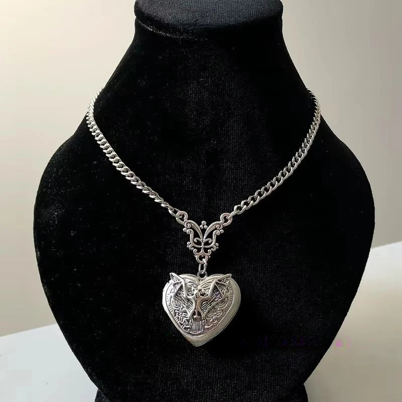Collier médaillon cœur chauve-souris
